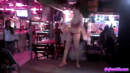 Strip-tease D'une Fille Russe Dans Un Bar Thaïlandais En Plein Air