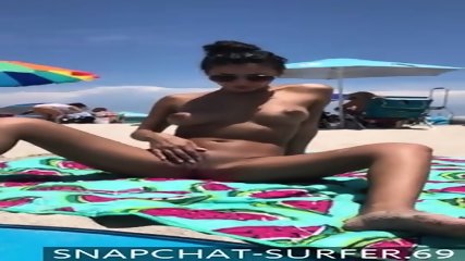 Novia Cachonda Se Masturba En Una Playa Pública Completamente Desnuda Frente A Extraños