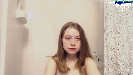 Petite Teen Amateur Blonde Prenant Une Douche Devant Sa Webcam