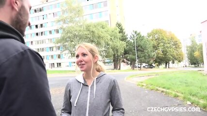 Czech Gypsies: Bloncka Wanessa uspokojí nadržence v opuštěném bytě