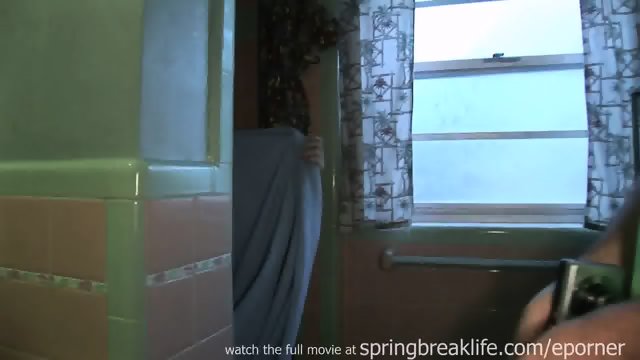 Shower Girl - Screenshot 14 of 15 - Scared