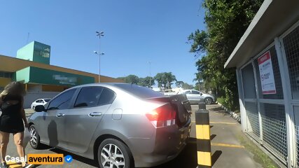 ¡Sexo Anal Público Amateur Real Arriesgado En El Supermercado! Gente Caminando Cerca...