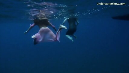 underwater, swims, girl, beach