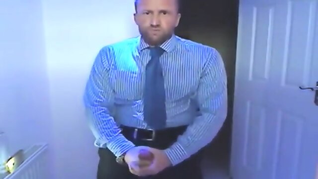 Empresario batendo punheta