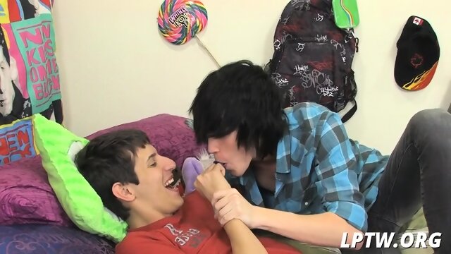 Tiwnk sucks while friend licks