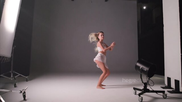 Dirty Dancing - Screenshot 1 of 15 - Blonde