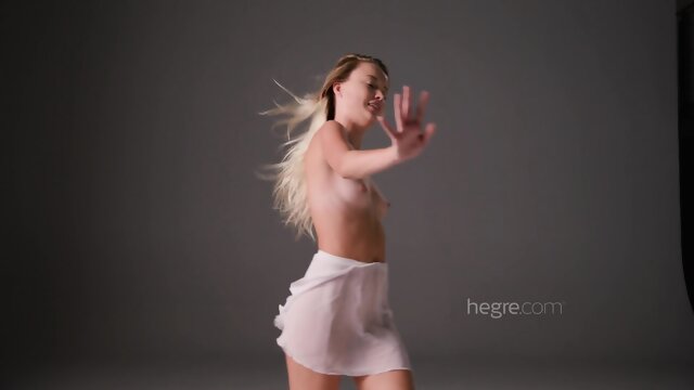 Dirty Dancing - Screenshot 5 of 15 - Blonde