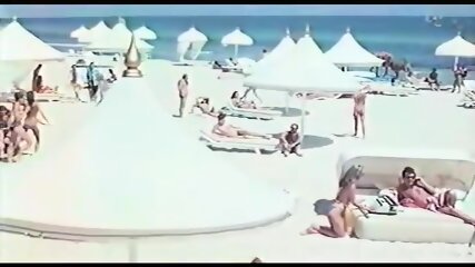 Más Bella Que Yo, Mueres - 1982 - Escenas De Playa En Topless