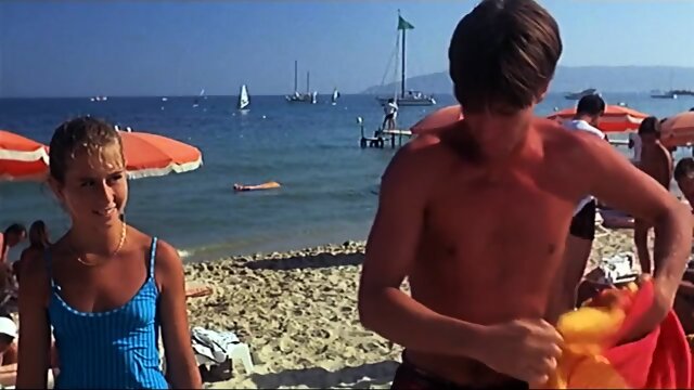 Deux enfoirÃ©s Ã  Saint-Tropez - 1986 - topless beach parts
