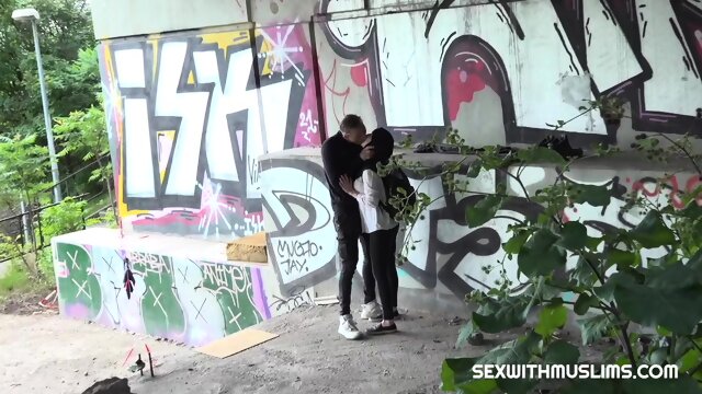 Outdoor quickie with muslim wife