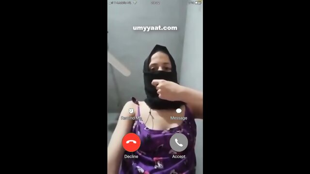 Arab hijab girl sucking cock in the car