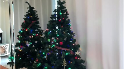 Madrastra Se Queda Atrapada En El árbol De Navidad Y Se La Follan