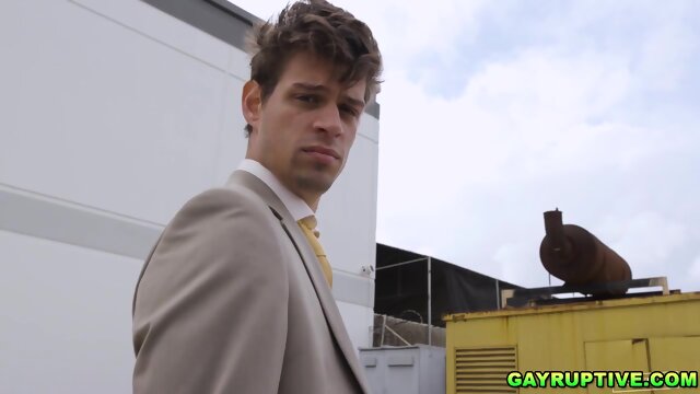 Michael Del Ray spots Elliot Finn s cock and suck