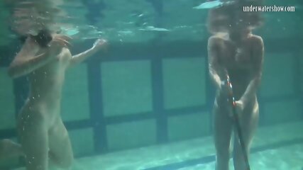 Chicas Lesbianas Rusas Nadando En La Piscina