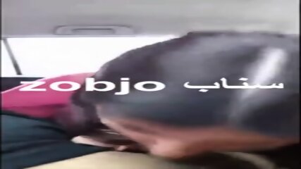 Iracka Kobieta Ssie I Produkuje W Samochodzie