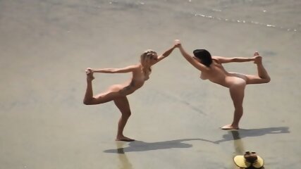 Posando Completamente Desnudo En La Playa Para Fotos