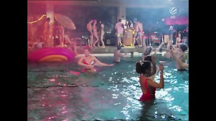 Les Filles Perdent Leur Bas De Bikini Et Se Font Remplir De Sperme à La Piscine Publique