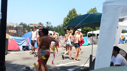 Topless Dziewczyna Na Festiwalu Próbuje Namówić Przyjaciółkę, żeby Dołączyła Do Niej Topless