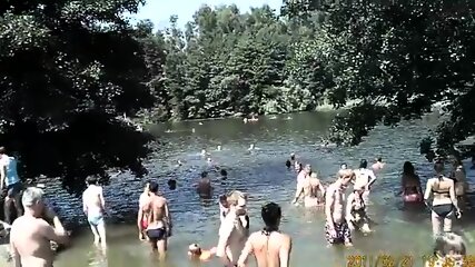 Camp Nudiste Au Bord Du Lac Avec Beaucoup D'hommes Et De Femmes