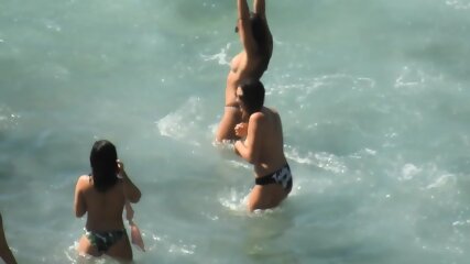 Grupo De Chicas Primera Vez En Topless En La Playa