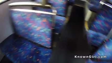Owłosione Brytyjskie Amatorskie Grzywka W Publicznym Autobusie
