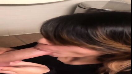 Il gicle dans la bouche de sa meuf dans les chiottes du Lyce