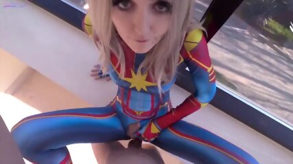 Cosplay en porno avec une blonde en costume moulant
