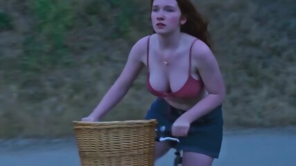 Annalise Basso Rousse Sexy Aux Gros Seins Fermes