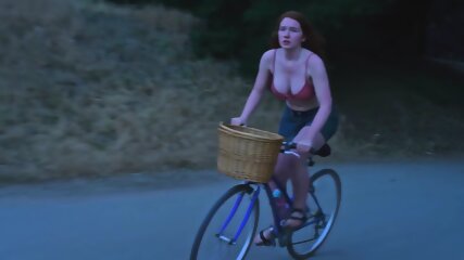 Annalise Basso Rousse Sexy Aux Gros Seins Fermes