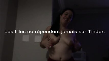 Une femme exhibant ses seins et son cul