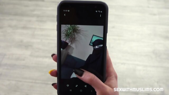 Woman in niqab makes sexy photos