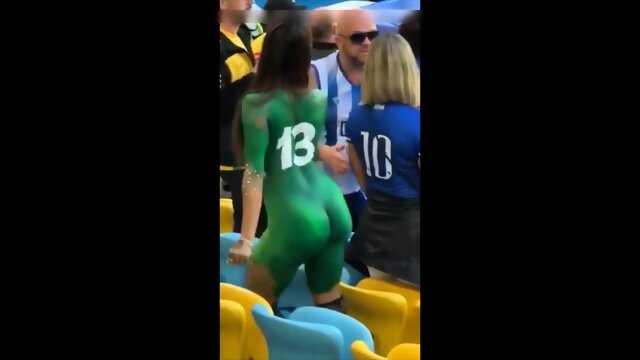 Superbe Latine avec un beau cul et corps dansant nue dans un stade public
