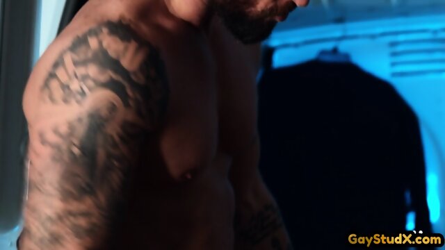 Muscled hunk duo enjoy barebacking after rimming n throating