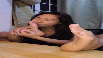 Stroke your cock for her beautiful filipino soles