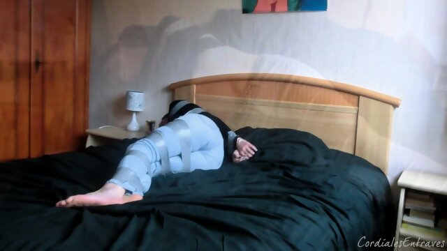 Automne - Taped on Bed