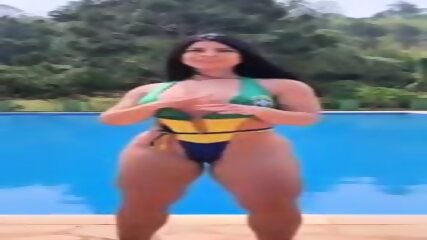Morena dancando