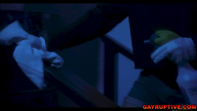 Des Irez sucking big cock while at his job and enjoys