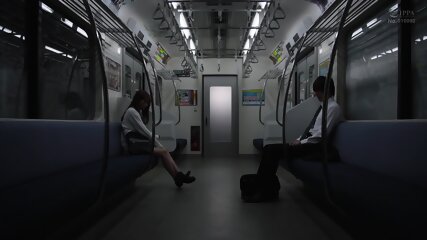Moon-003 Le Dernier Train De Baisers Embrasse Une Belle Fille Plusieurs Fois Sur Une Voiture Vide Seule Sans Personne Ichika Matsumoto