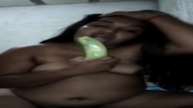 Mi hermana le gusta chupar el pepino