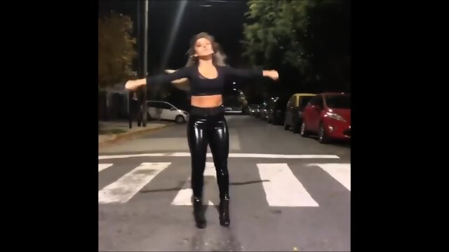 MarialÃ© Louvre - Bailando Sexi y sensual