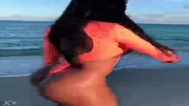 Amateur morena na praia