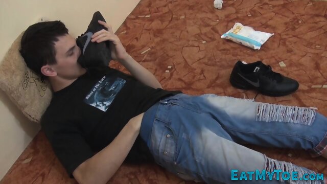 Twink licks his soles solo