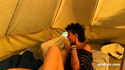 Lesbian, Ersties Heier Lesben Sex auf dem Festival im Zelt, Nipple Biting, Licking