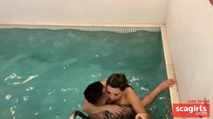 Couple Fucking In The Pool Until The Husband Comes In His Girl's Mouth