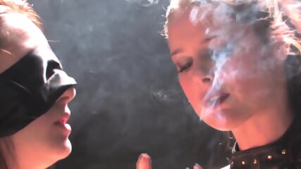 Domination Lesbienne Fumeuse - KC & CD