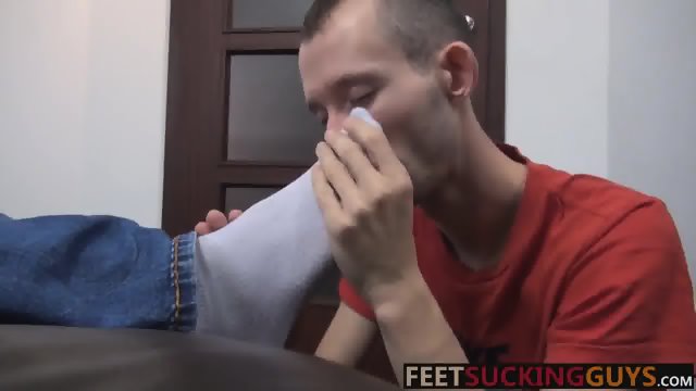 Muscled Cal masturbates big cock as Rainer suck his toes