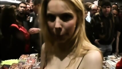 Kelly Stafford, Britannique Haut De Gamme, Se Déchaîne En Public à Nouveau Lors D'une Convention Porno