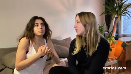 Lesbian Pussy Eating, Lesbian, Ersties Heie lesbische Szene mit Kara X und Zoe B, Clit Sucking