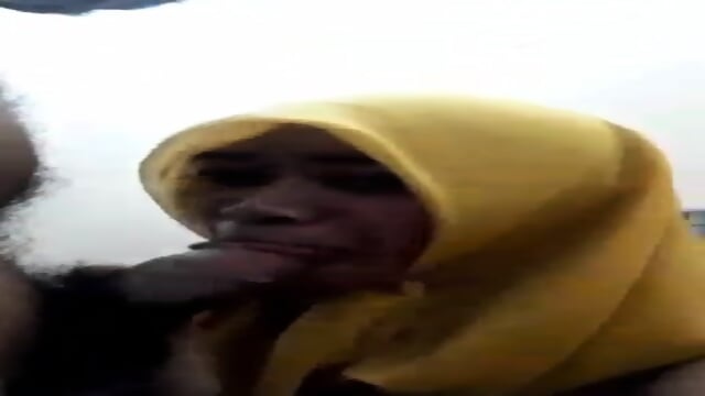 Hijab Kuning Nyepong Kontol Gede