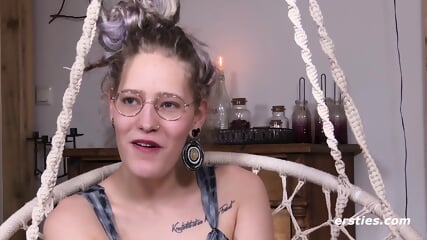 Ersties - Fetisch-Girl Ines Masturbiert Ausgiebig Zu Hause